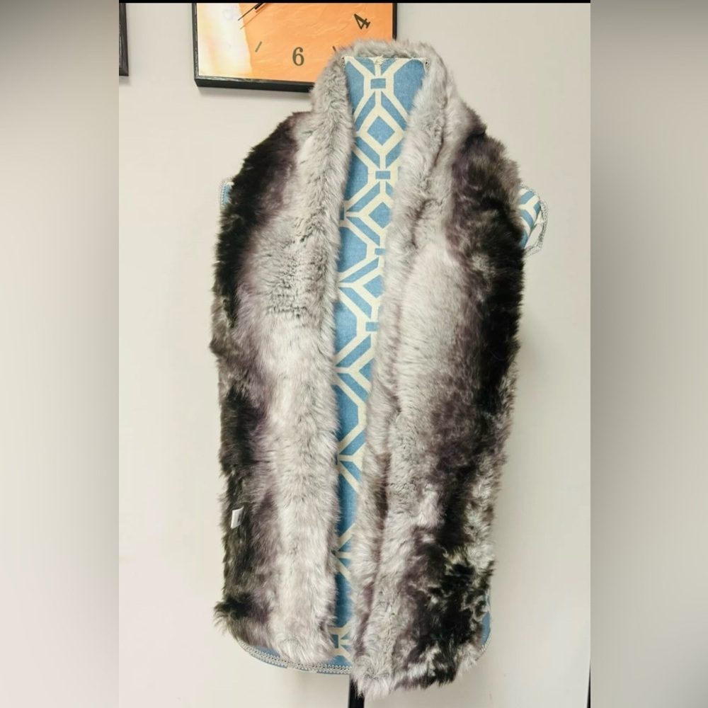 Jaclyn Smith Faux Fox Fur Fuzzy OSFM Winter Fashion Scarf Gray Black 52"